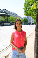 lien-mouwloze-cardigan-coral-orla-antwerp-modelfoto-vooraanzicht-1