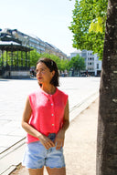 lien-mouwloze-cardigan-coral-orla-antwerp-modelfoto-vooraanzicht-2