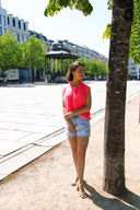 lien-mouwloze-cardigan-coral-orla-antwerp-modelfoto-vooraanzicht-4