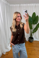 lien-mouwloze-debardeur-cardigan-dark-brown-sweet-like-you-modelfoto-vooraanzicht-2