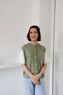 lien-mouwloze-cardigan-khaki-orla-antwerp-modelfoto-vooraanzicht-1