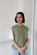 lien-mouwloze-cardigan-khaki-orla-antwerp-modelfoto-vooraanzicht-2