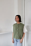 lien-mouwloze-cardigan-khaki-orla-antwerp-modelfoto-vooraanzicht-3