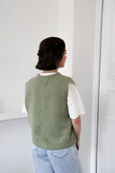 lien-mouwloze-cardigan-khaki-orla-antwerp-modelfoto-achteraanzicht-1