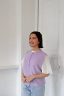 lien-mouwloze-cardigan-lilac-orla-antwerp-modelfoto-vooraanzicht-1