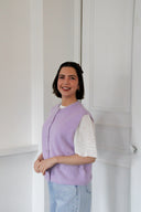 lien-mouwloze-cardigan-lilac-orla-antwerp-modelfoto-zijaanzicht-1