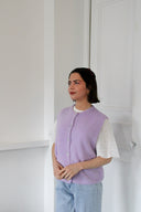 lien-mouwloze-cardigan-lilac-orla-antwerp-modelfoto-zijaanzicht-2