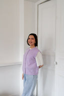 lien-mouwloze-cardigan-lilac-orla-antwerp-modelfoto-zijaanzicht-3