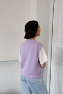 lien-mouwloze-cardigan-lilac-orla-antwerp-modelfoto-achteraanzicht-1