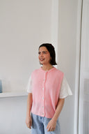 lien-mouwloze-cardigan-rose-orla-antwerp-modelfoto-vooraanzicht-1