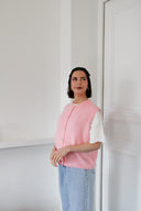 lien-mouwloze-cardigan-rose-orla-antwerp-modelfoto-zijaanzicht-1