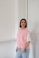 lien-mouwloze-cardigan-rose-orla-antwerp-modelfoto-zijaanzicht-2