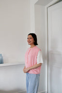 lien-mouwloze-cardigan-rose-orla-antwerp-modelfoto-zijaanzicht-2