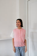 lien-mouwloze-cardigan-rose-orla-antwerp-modelfoto-vooraanzicht-3