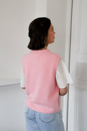 lien-mouwloze-cardigan-rose-orla-antwerp-modelfoto-achteraanzicht-1