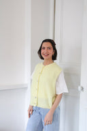 lien-mouwloze-cardigan-yellow-orla-antwerp-modelfoto-vooraanzicht-2