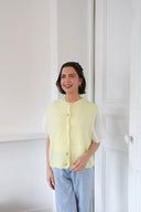 lien-mouwloze-cardigan-yellow-orla-antwerp-modelfoto-vooraanzicht-3