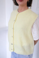 lien-mouwloze-cardigan-yellow-orla-antwerp-modelfoto-detail-1