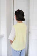 lien-mouwloze-cardigan-yellow-orla-antwerp-modelfoto-achteraanzicht-1