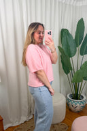 aurora-gebreide-trui-light-pink-sweet-like-you-model-zijaanzicht-1