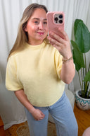 aurora-gebreide-trui-yellow-sweet-like-you-model-vooraanzicht-1