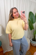 aurora-gebreide-trui-yellow-sweet-like-you-model-vooraanzicht-2