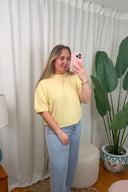 aurora-gebreide-trui-yellow-sweet-like-you-model-vooraanzicht-3