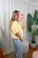 aurora-gebreide-trui-yellow-sweet-like-you-model-zijaanzicht-1