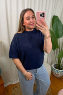 aurora-gebreide-trui-navy-sweet-like-you-model-vooraanzicht-1