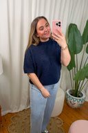 aurora-gebreide-trui-navy-sweet-like-you-model-vooraanzicht-2