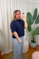 aurora-gebreide-trui-navy-sweet-like-you-model-vooraanzicht-3