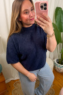 aurora-gebreide-trui-navy-sweet-like-you-model-vooraanzicht-4