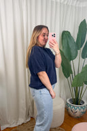 aurora-gebreide-trui-navy-sweet-like-you-model-zijaanzicht-1