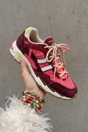 Runner-2003-Dragon-Fruit-Sneakers-Red-Coolway-modelfoto-zijaanzicht-2