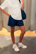 runner-2003-glow-rush-sneakers-cream-coolway-modelfoto-zijaanzicht-1