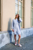 jackie-gebreide-mini-jurk-alpaca-light-grey-orla-antwerp-productfoto-vooraanzicht-1