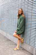 jackie-gebreide-mini-jurk-alpaca-khaki-orla-antwerp-productfoto-zijaanzicht-1