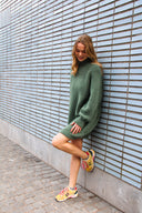 jackie-gebreide-mini-jurk-alpaca-khaki-orla-antwerp-productfoto-zijaanzicht-2