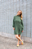 jackie-gebreide-mini-jurk-alpaca-khaki-orla-antwerp-productfoto-vooraanzicht-1