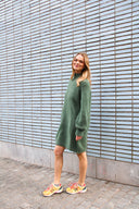 jackie-gebreide-mini-jurk-alpaca-khaki-orla-antwerp-productfoto-zijaanzicht-3
