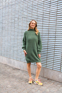jackie-gebreide-mini-jurk-alpaca-khaki-orla-antwerp-productfoto-vooraanzicht-2