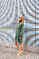 jackie-gebreide-mini-jurk-alpaca-khaki-orla-antwerp-productfoto-zijaanzicht-4