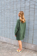 jackie-gebreide-mini-jurk-alpaca-khaki-orla-antwerp-productfoto-achteraanzicht-1