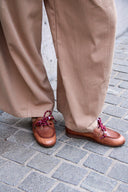 pippa-leren-faux-fur-nepbonten-loafers-cognac-bruin-monshoe-lookfoto-zijaanzicht-2