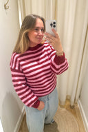 jennie-gestreepte-gebreide-trui-bordeaux-sweet-like-you-model-vooraanzicht-3