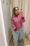 jennie-gestreepte-gebreide-trui-bordeaux-sweet-like-you-model-vooraanzicht-2