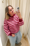 jennie-gestreepte-gebreide-trui-bordeaux-sweet-like-you-model-vooraanzicht-1
