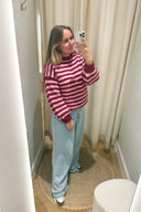 jennie-gestreepte-gebreide-trui-bordeaux-sweet-like-you-model-vooraanzicht-4