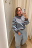 jennie-gestreepte-gebreide-trui-brown-sweet-like-you-model-vooraanzicht-1