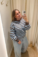 jennie-gestreepte-gebreide-trui-brown-sweet-like-you-model-vooraanzicht-2